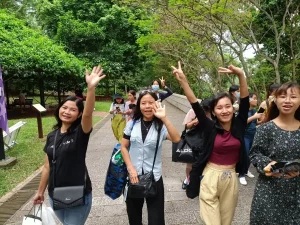 Picnic for Myanmar maids (7) Squoosh
